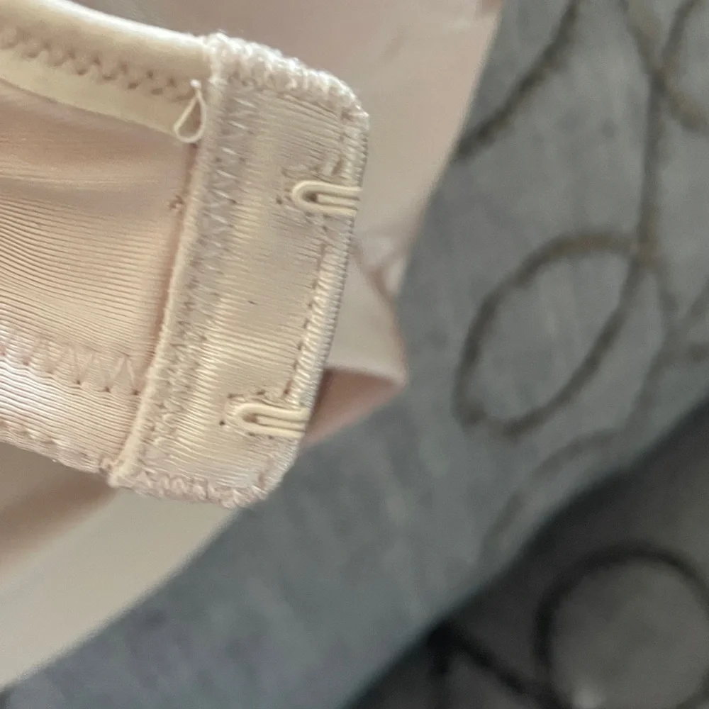 Lilyette Bra nude 38D .  Unpadded underwire style.  Adjustable straps.  EUC - Picture 10 of 12